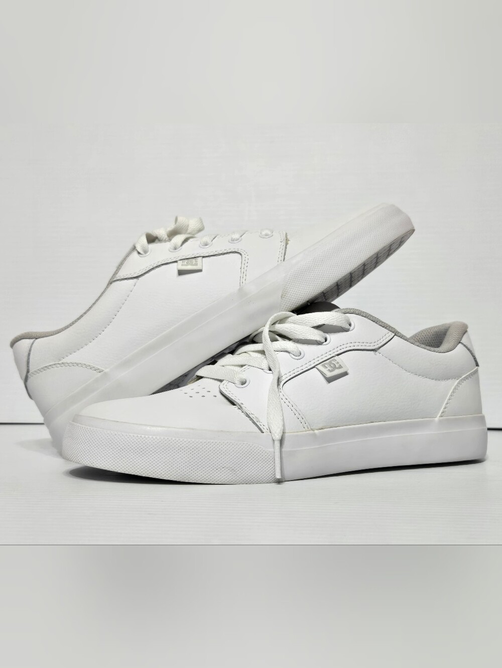 DC White Low-Top Anvil Skate Sneakers Mens Size 9